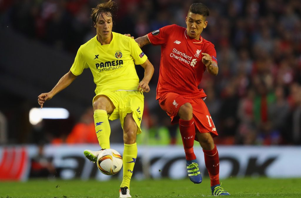 LIVERPOOL, UNITED KINGDOM - MAY 05: Tomas Pina of Villarreal is challenged by Roberto Firmino of Liverpool during the UEFA Europa League semi final second leg match between Liverpool and Villarreal CF at Anfield on May 5, 2016 in Liverpool, England. (Photo by Richard Heathcote/Getty Images)