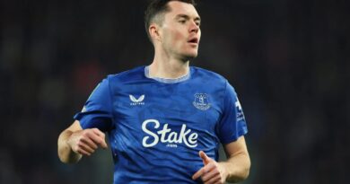 Everton open fresh defender renewal talks