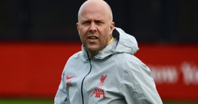 Dalglish urges FSG to back Slot on transfers