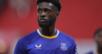 Everton midfielder’s sale scrapped by injury